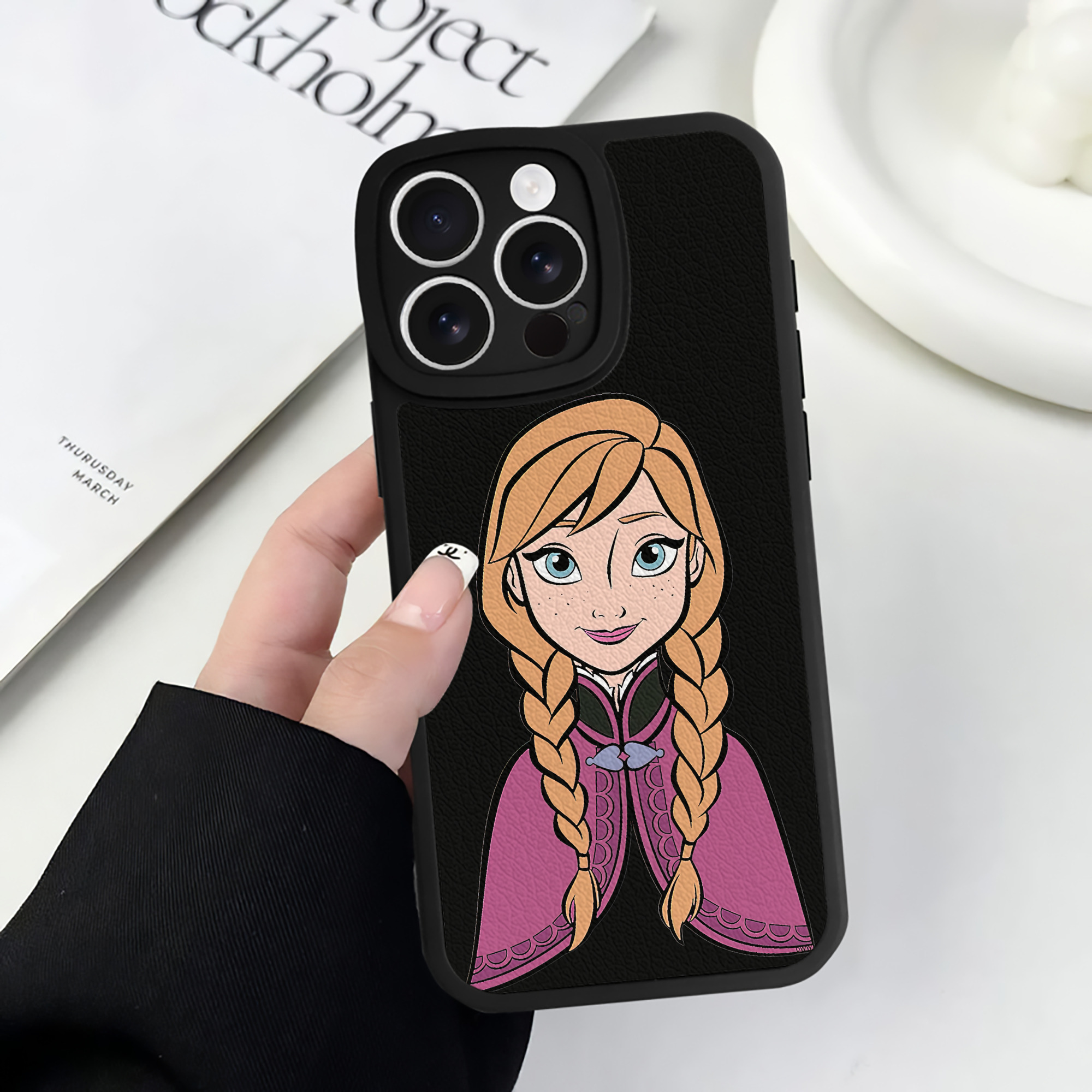 （画像用） アナと雪の女王 アンナ エルサ Frozen Anna Elsa 【iPhone 16シリーズ対応】シリコンスマホケース（レザー調） 材質：シリコン